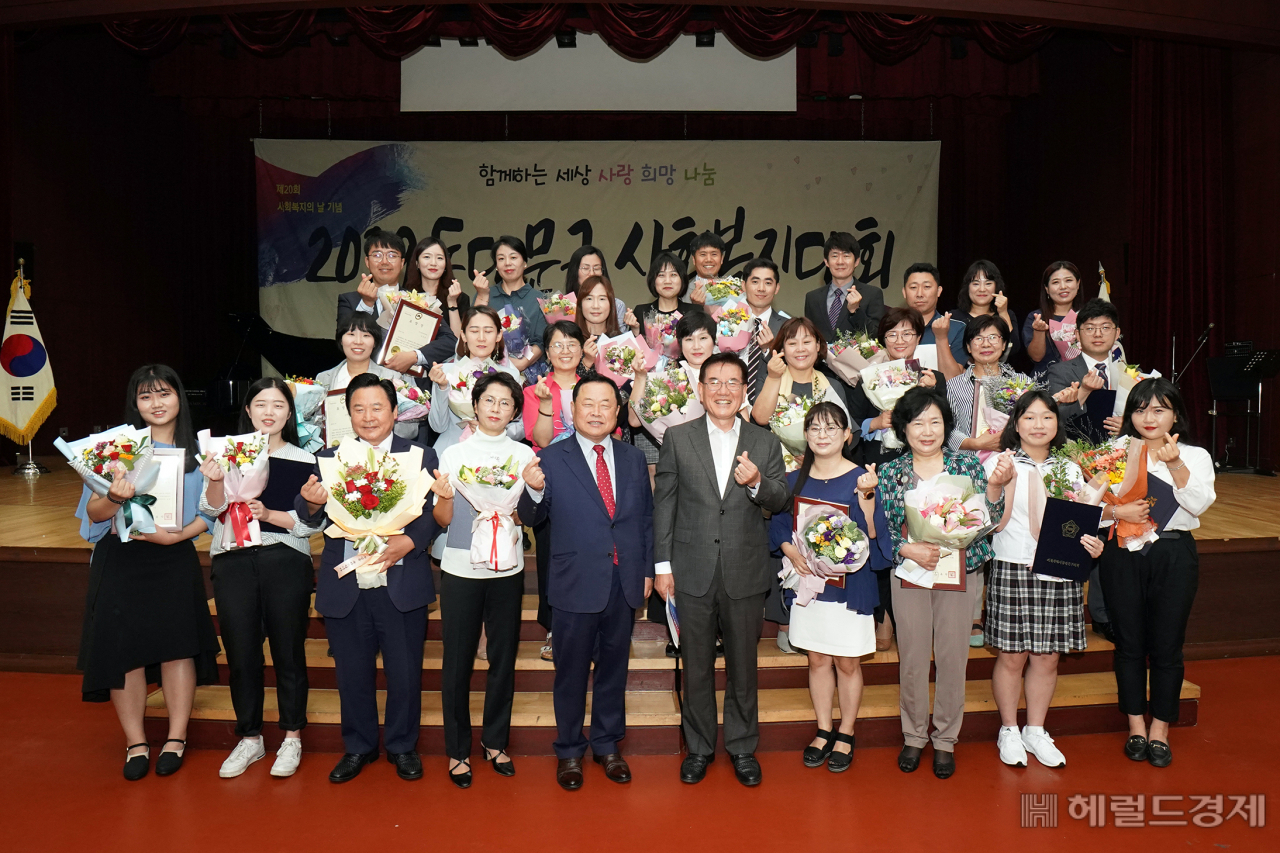 [헤럴드경제=이진용 기자]지난 3일 동대문구청 다목적강당에서 열린 2019년도 동대문구 사회복지대회에서 유덕열 동대문구청장(앞줄 오른쪽 다섯 번째)이 표창을 수여한 사회복지공로자들과 기념사진을 촬영하고 있다. 이날 행사에는 사회복지기관 및 관련 종사자, 사회복지 유공자, 자원봉사자 등 500여 명이 참석했으며 사회복지 공로자 총 32명(▷서울시장표창 4명 ▷동대문구청장표창 10명 ▷국회의원 표창 6명 ▷동대문구의회 의장 표창 3명 ▷서울시 사회복지협의회장 표창 3명 ▷서울시 사회복지사협회장 3명 ▷동대문구 사회복지협의회장 표창 3명 등)이 표창을 수여했다. jycafe@heraldcorp.com [동대문구]