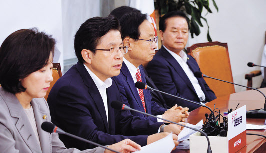 황교안 자유한국당 대표(왼쪽 두번째)가 4일 오전 국회에서 열린 최고위원-중진의원 연석회의에서 발언하고 있다. 황 대표는 “문재인 대통령이 조국 후보자를 끝내 임명한다면 정말 상상하기 어려운 엄청난 국민적 저항에 직면하게 될 것이며 그 길이 바로 정권의 몰락을 자초하는 마지막 내리막길이 될 것을 엄중히 경고한다”고 말했다. 정희조 기자/checho@