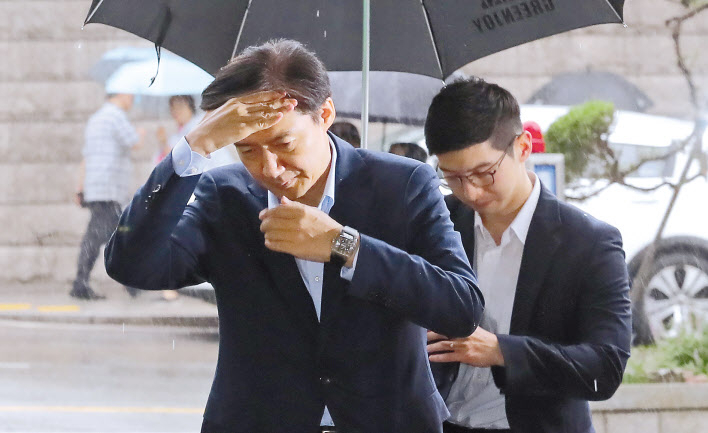 조국 법무부 장관 후보자가 4일 오전 인사청문회 준비단 사무실이 마련된 서울 종로구 적선현대빌딩으로 출근하고 있다. [연합]