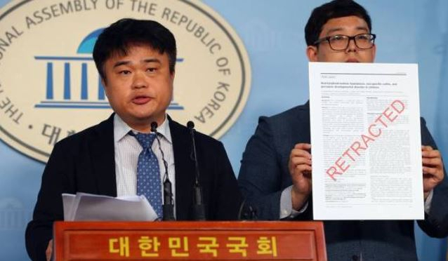 4일 여의도 국회 정론관에서 임현택 대한소아청소년과의사회 회장(왼쪽)이 조국 법무부 장관 후보자 딸 논문 관련 기자회견을 하고 있다. [연합]