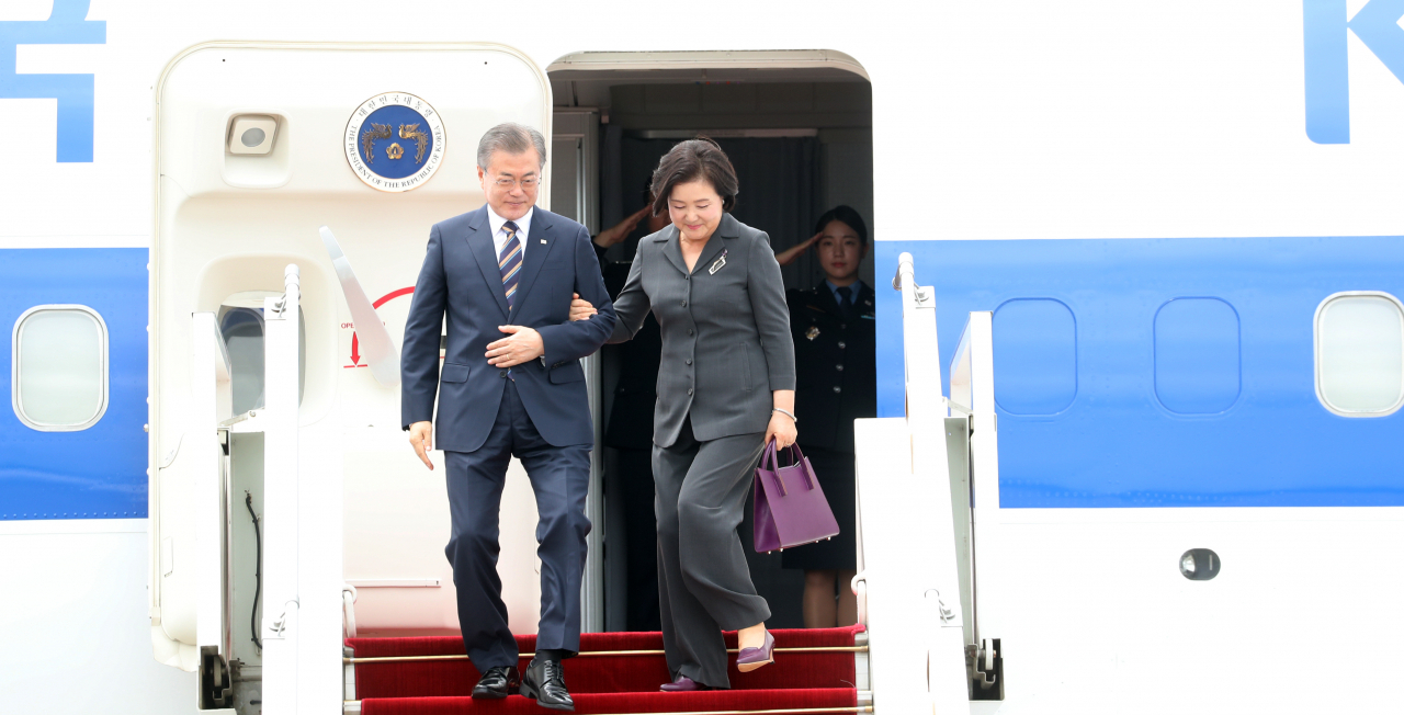 동남아 3개국을 순방 중인 문재인 대통령과 김정숙 여사가 4일 오전(현지시간) 미얀마 양곤 국제공항에 도착한 공군 1호기에서 내리고 있다. [연합]