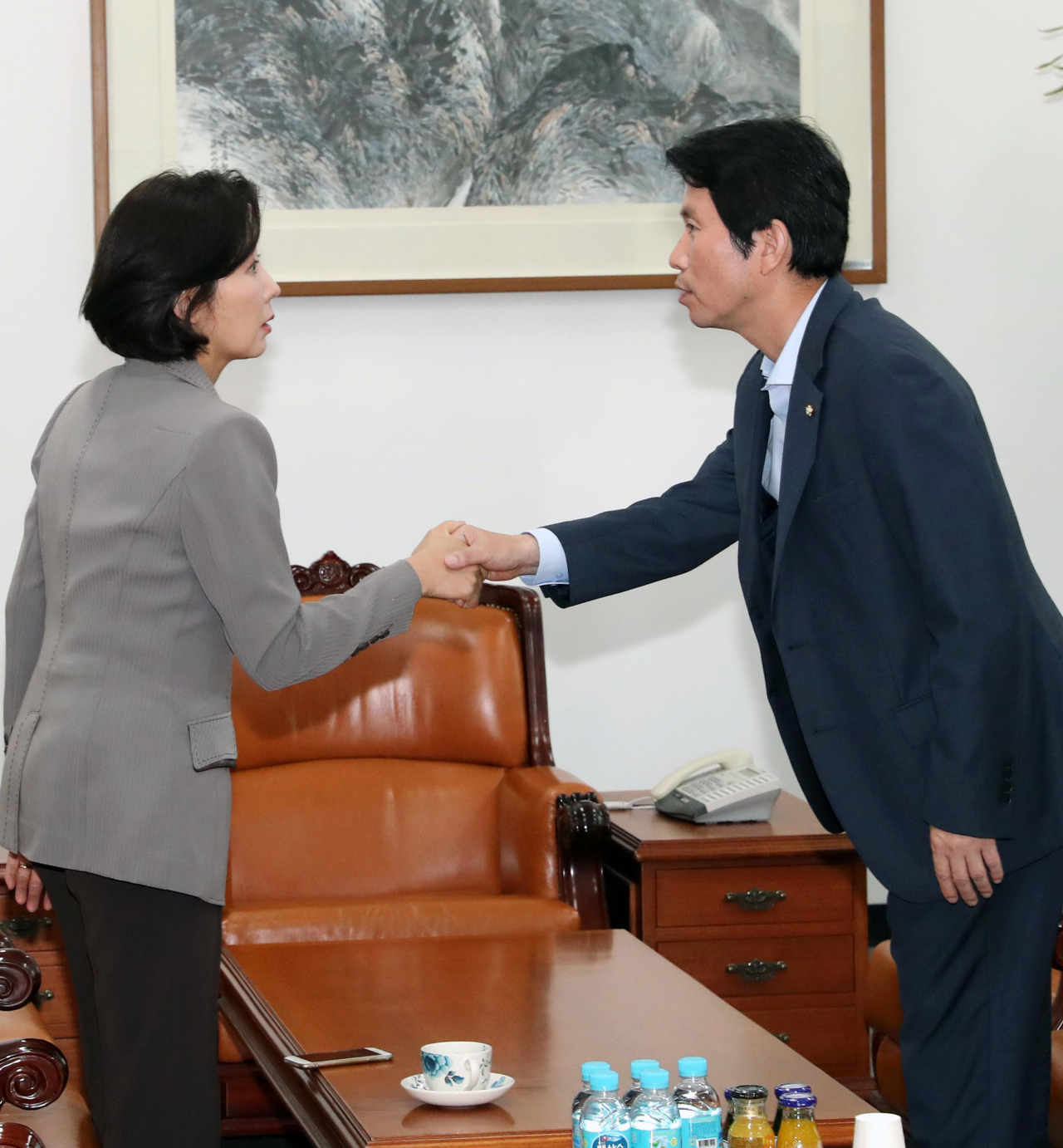 더불어민주당 이인영(오른쪽)·자유한국당 나경원 원내대표가 4일 오후 국회 운영위원장실에서 조국 법무부 장관 후보자 인사청문회와 관련해 만나 악수하고 있다. [연합]