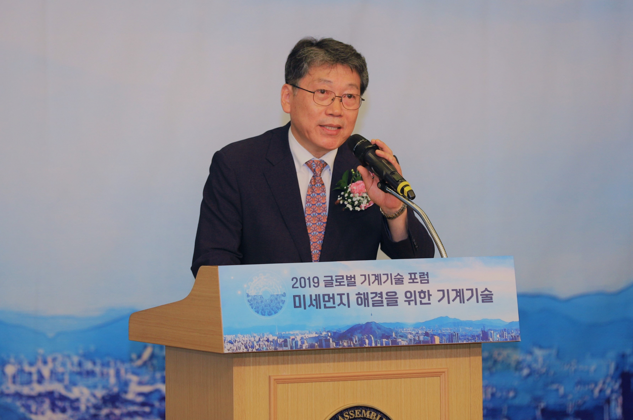박천홍 한국기계연구원장이 4일 개최된 ‘2019 글로벌 기계기술 포럼’에서 개회사를 하고 있다.[한국기계연구원 제공]