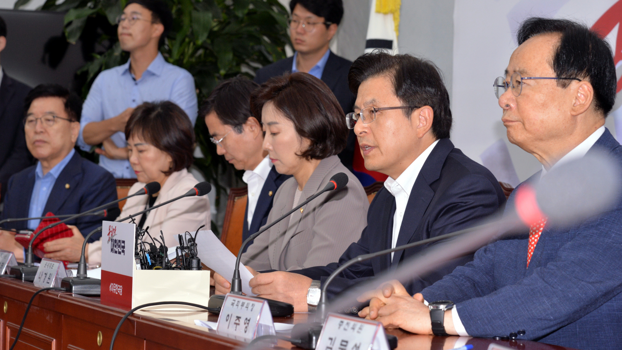 자유한국당 최고중진위원 연석회의가 4일 국회에서 열렸다. 조국후보자의 청문회를 둘러싼 강대강 대립이 계속되고 있는 가운데 민주당과 조국후보자에게 되치기를 당한 자유한국당의 대응이 주목되고 있다. 이 날 황교안 당대표는 조국후보자가 '나는 모른다'라는 말을 50번 했다는 말로 시작 조국후보자의 숨겨졌던 거짓말이 계속 드러나고 있다며 날을 세웠다. 정희조 기자/checho@heraldcorp.com