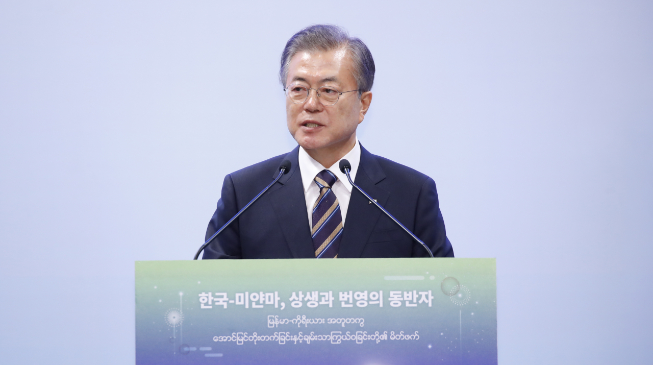문재인 대통령이 4일 오후(현지시간) 미얀마 양곤 시내 롯데호텔에서 "한-미얀마, 상생과 번영의 동반자"라는 주제로 열린 '한-미얀마 경제협력 산업단지 기공식 및 비즈니스 포럼'에 참석, 기조연설을 하고 있다. [연합]