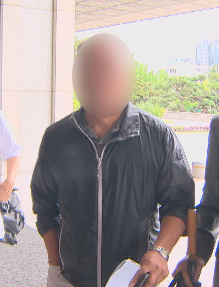 조국 법무부 장관 후보자 일가 사모펀드 의혹과 관련된 가로등 자동점멸기 업체 웰스씨앤티 최 모 대표가 4일 오전 서울 서초구 서울중앙지방검찰청에 조사를 받기 위해 출석하고 있다. [연합]