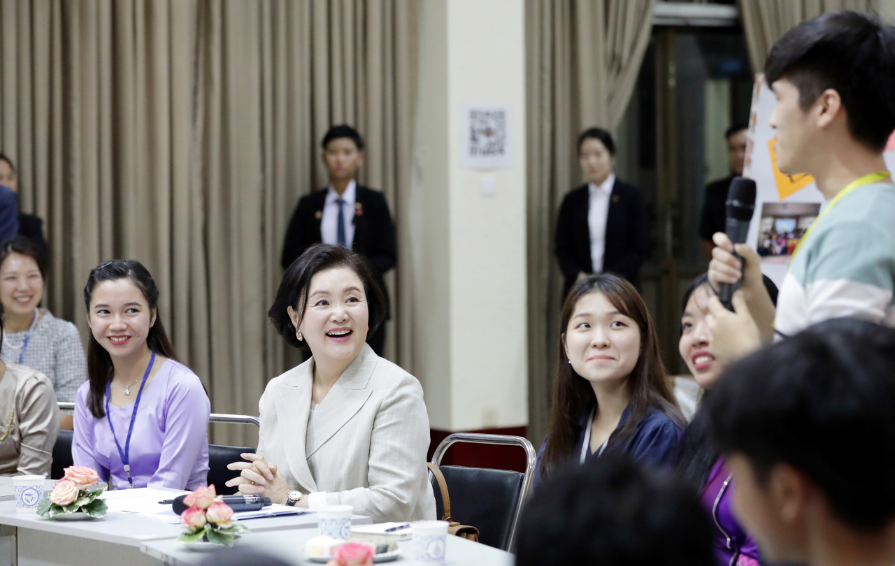 미얀마를 국빈 방문 중인 김정숙 여사가 4일 오후(현지시간) 양곤 외국어대학교를 방문해 한국어학과 출신의 미얀마 졸업생, 미얀마학과 출신의 한국인 졸업생들과 간담회를 하고 있다. [연합]