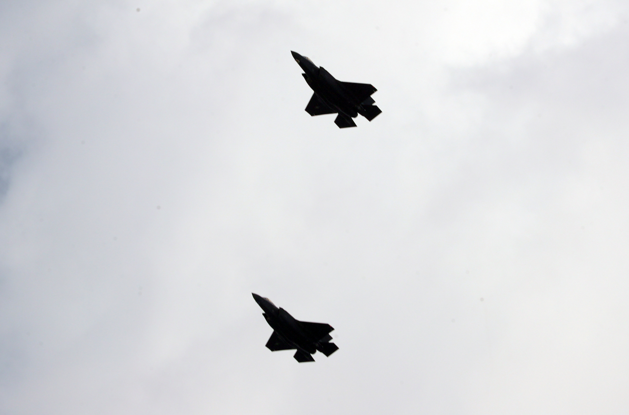 청주 공군기지 상공에서 공군의 차세대 스텔스 전투기 F-35A가 비행하고 있다.[연합]