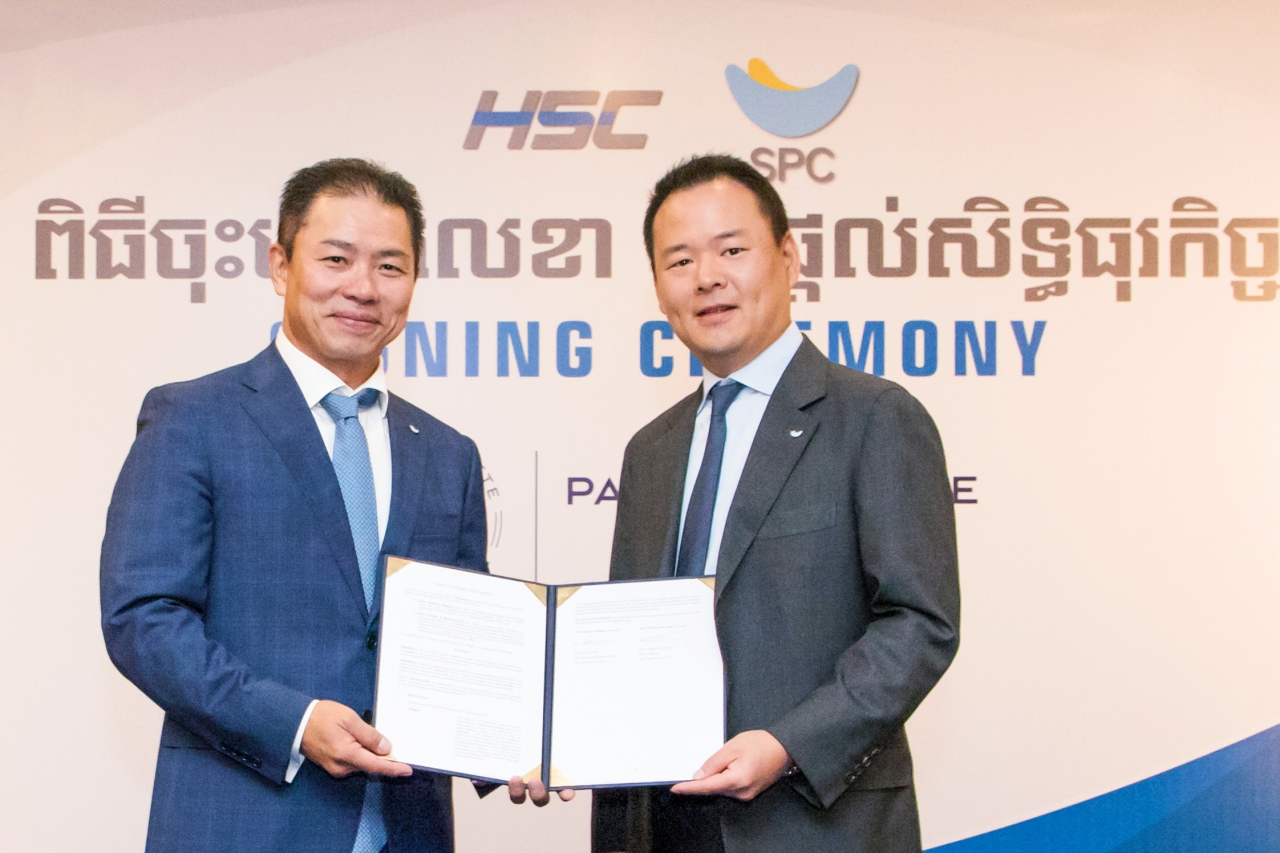 SPC그룹 허진수 글로벌BU장(오른쪽)과 HSC그룹 속홍(Sok Hong) 회장이 캄보디아의 수도인 프놈펜에서 파리바게뜨의 캄보디아 진출을 위한 조인트벤처 설립에 관한 협약서에 서명한 후 기념촬영을 하고 있다. [SPC 제공]