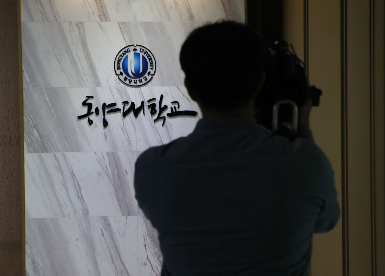 조국 법무부 장관 후보자의 딸이 동양대학교 총장 표창장을 받았는지 여부에 대한 논란이 커지는 가운데 4일 오후 경북 영주시 동양대학교 총장실 앞에서 취재진이 외출한 것으로 알려진 동양대 총장을 기다리고 있다. [연합]