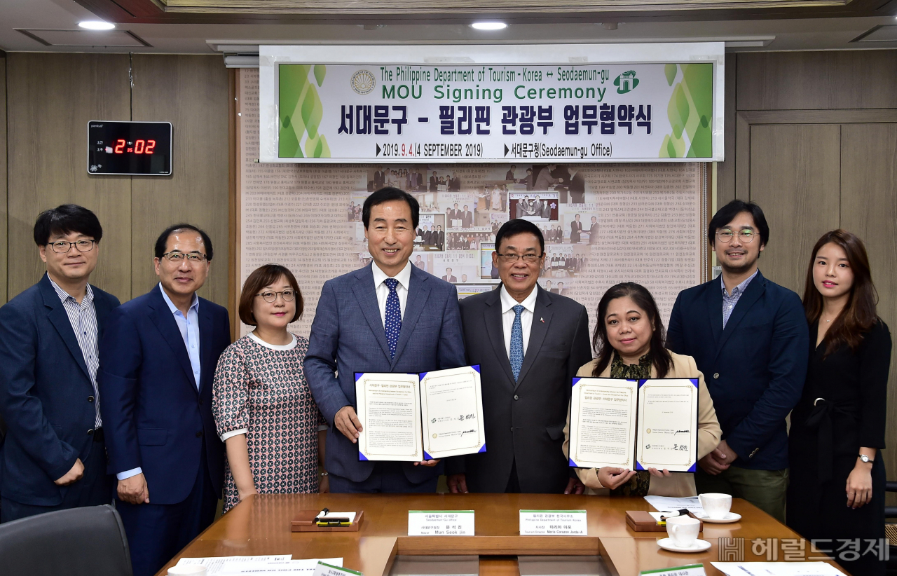 문석진(왼쪽 네 번째) 문석진 서대문구청장과 노에 알바노 웡(Noe A. Wong, 다섯번째) 주한 필리핀 대사, 마리아 아포(Maria Apo, 여섯번째) 필리핀 관광부 한국지사장이 협약체결후 기념사진을 찍고 있다.[서대문구]