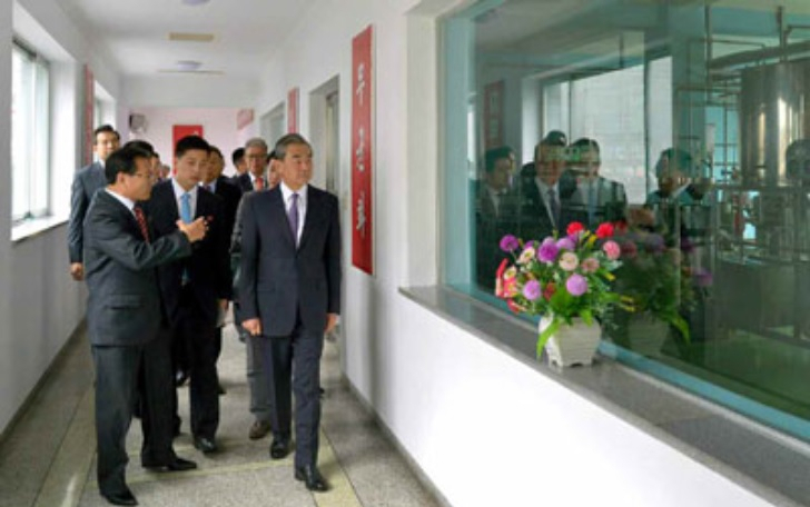 지난 2일 방북한 왕이 중국 외교담당 국무위원 겸 외교부장이 김정은 국무위원장을 만나지 못한 채 4일 귀국했다. 북한 노동당 기관지 노동신문은 5일 왕 위원이 전날 평양어린이식료품공장을 참관했다고 보도했다. [노동신문 홈페이지·헤럴드DB]