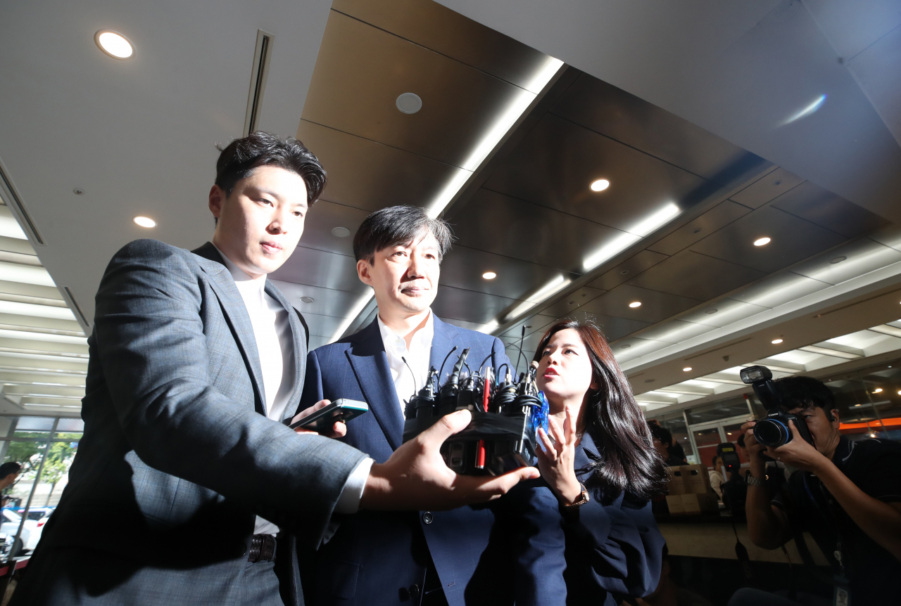 조국 법무부 장관 후보자가 국회 인사청문회를 하루 앞둔 5일 오전 서울 종로구 적선현대빌딩에 마련된 인사청문회 준비단 사무실로 출근하고 있다. 연합뉴스