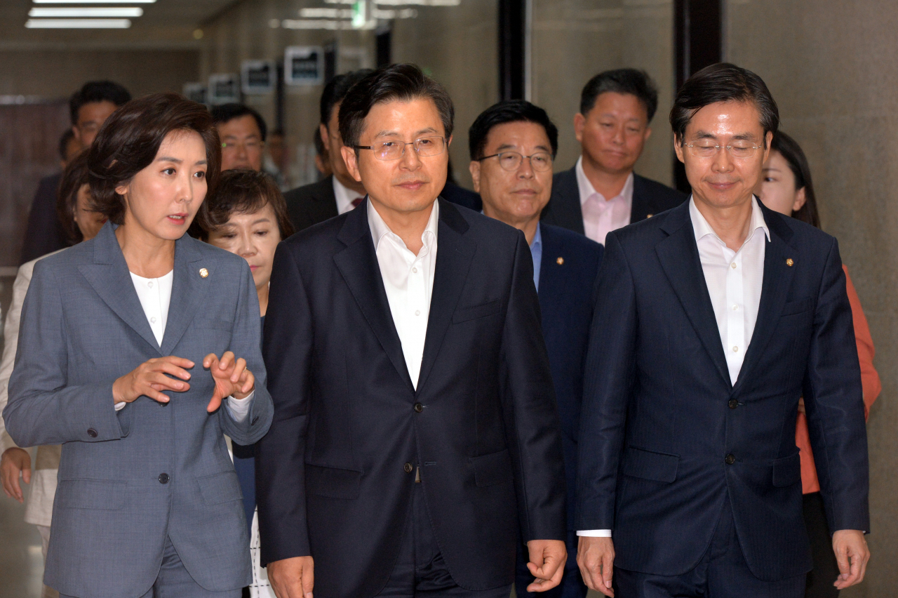 5일 국회에서 열린 자유한국당 최고위원회의. 정희조 기자/checho@heraldcorp.com