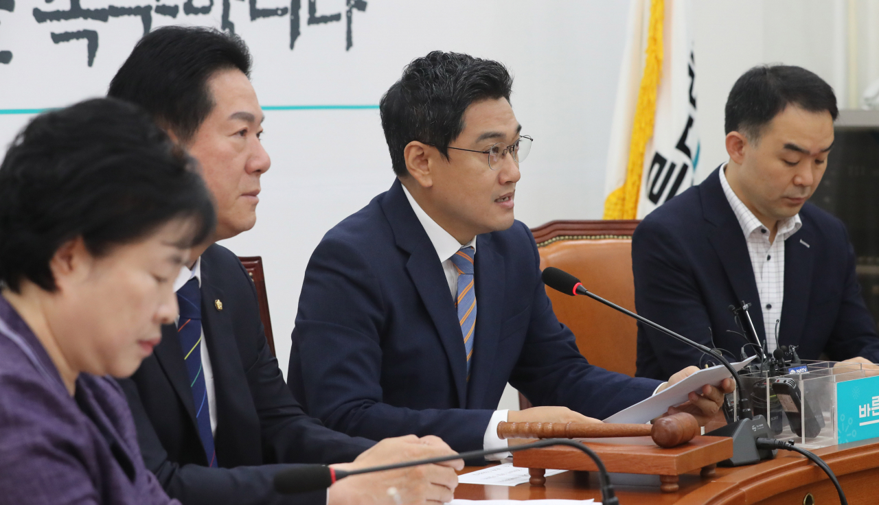 바른미래당 오신환 원내대표가 5일 오전 국회에서 열린 원내정책회의에서 발언하고 있다. [연합]