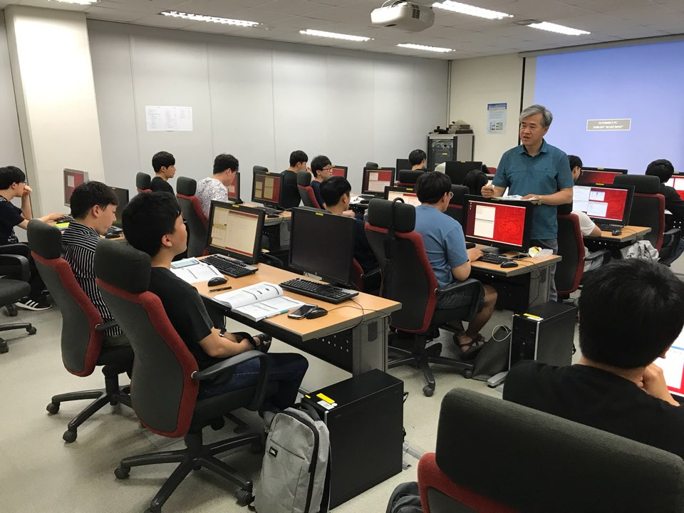 서울SW-SoC융합 R&BD센터에서 ETRI 노예철 실장이 SoC기반 AI 딥러닝 펌웨어 설계교육을 진행하고 있다.[ETRI 제공]