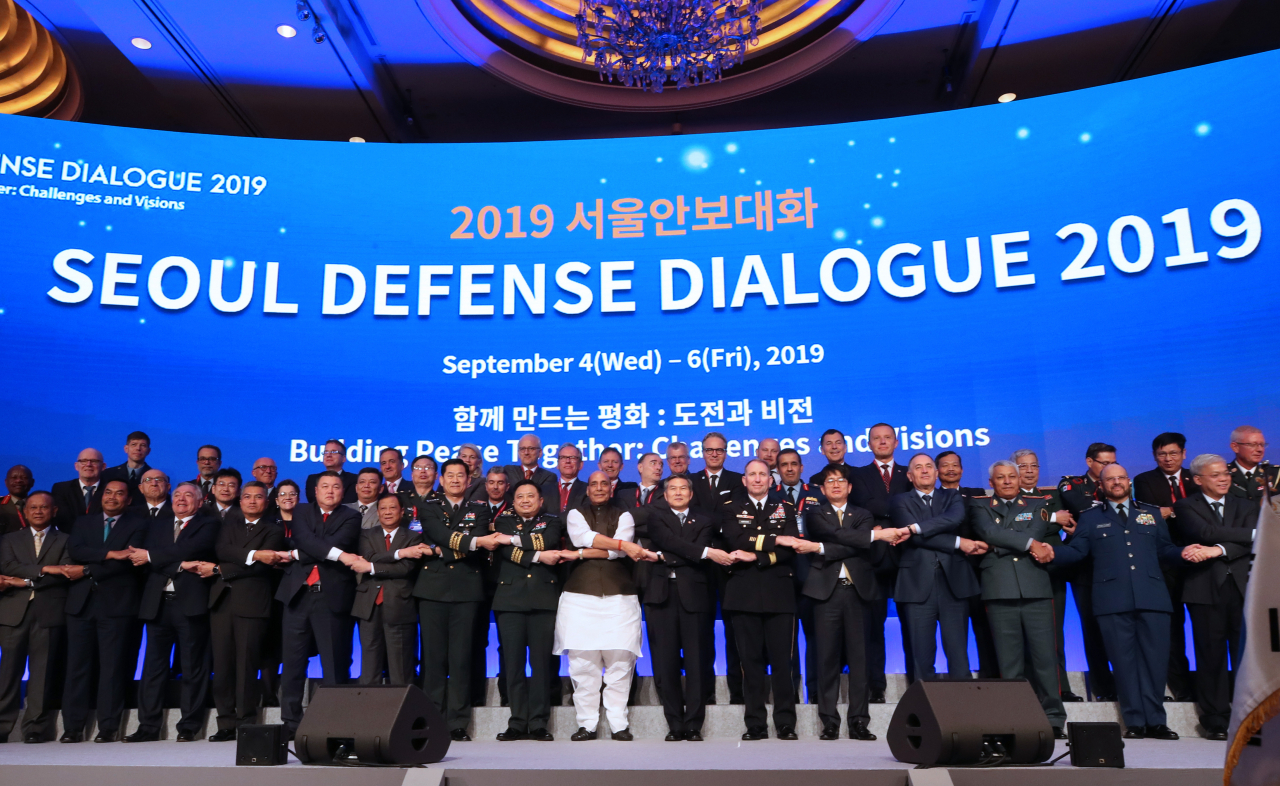 5일 열린 서울안보대화 개회식에서 정경두 국방부 장관을 비롯한 각국 참가자들이 기념촬영을 하고 있다.[연합]