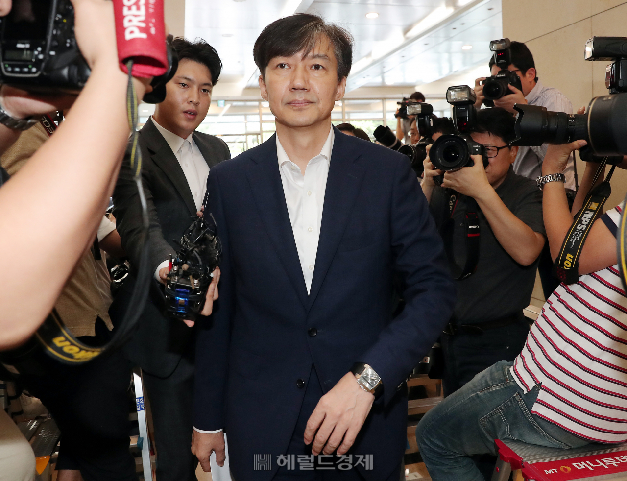 조국 법무부 장관 후보자가 국회 인사청문회를 하루 앞둔 5일 오전 서울 종로구 적선현대빌딩에 마련된 인사청문회 준비 사무실로 출근하고 있다. 박해묵 기자/mook@heraldcorp.com