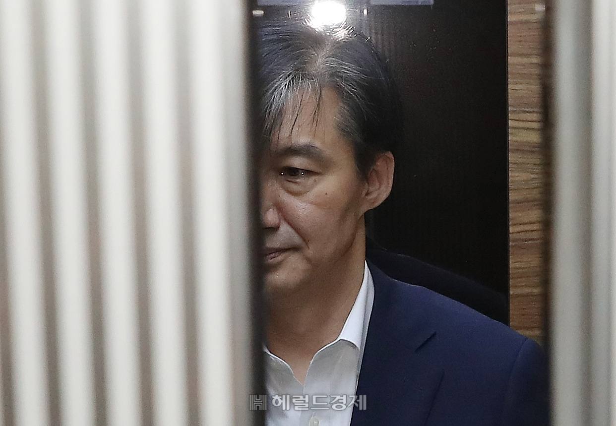 조국 법무부 장관 후보자가 국회 인사청문회를 하루 앞둔 5일 오전 서울 종로구 적선현대빌딩에 마련된 인사청문회 준비 사무실로 출근하고 있다. 박해묵 기자/mook@heraldcorp.com