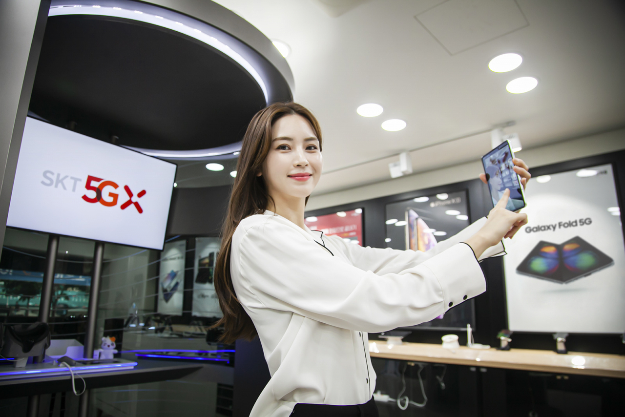 SK텔레콤 모델이 갤럭시폴드 5G 출시를 알리고 있다. [SK텔레콤 제공]