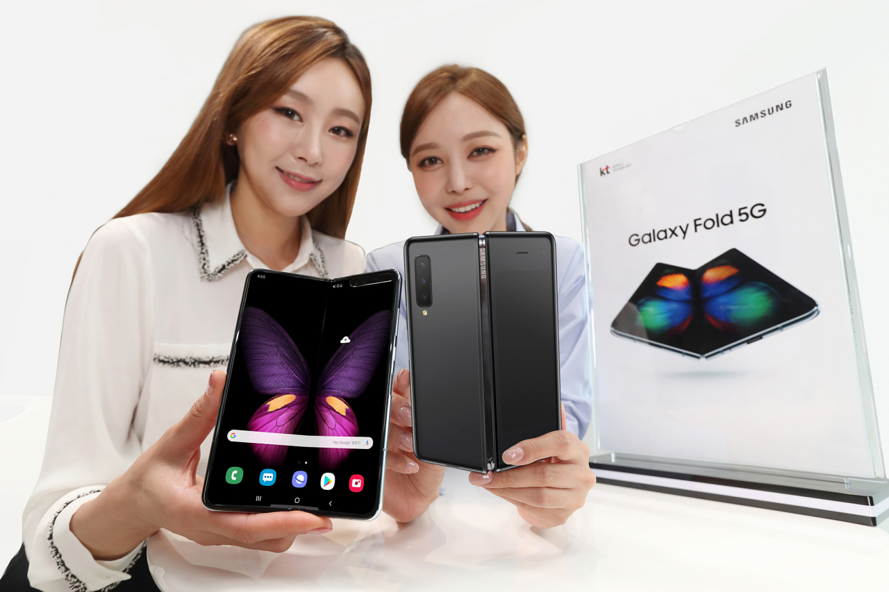 KT 모델이 갤럭시폴드 5G 출시를 알리고 있다. [KT 제공]