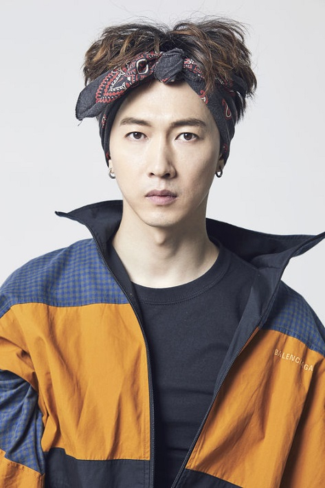 그룹 H.O.T.멤버 장우혁이 H.O.T. 상표를 무단으로 사용한 혐의로 피소돼 5일 오전 서울중앙지검으로 출석, 조사를 받고 있다. OSEN]