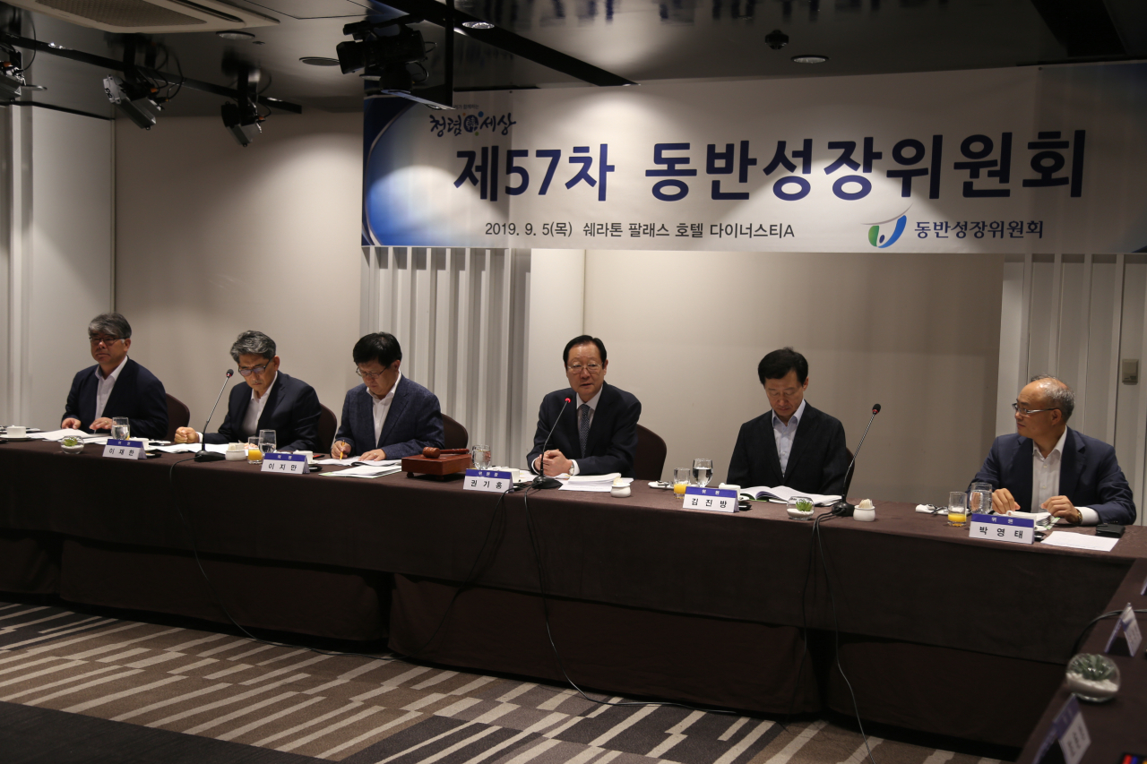5일 오전 서울팔래스호텔에서 열린 제57차 동반성장위원회의 모습.