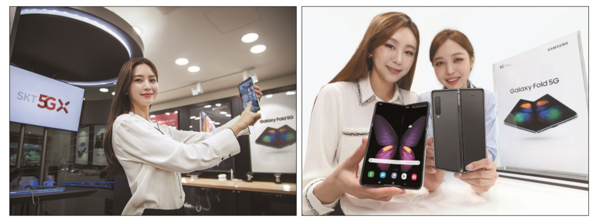 SK텔레콤 모델이 갤럭시폴드 5G 출시를 알리고 있다(왼쪽). KT 모델이 갤럭시폴드 5G 출시를 알리고 있다. [SK텔레콤·KT 제공]
