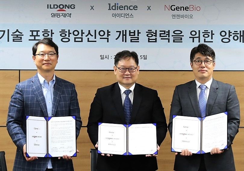 (왼쪽부터) 윤웅섭 일동제약 대표, 이원식 아이디언스 대표, 최대출 엔젠바이오 대표가 양해각서 서명 후 기념사진을 찍고 있다.