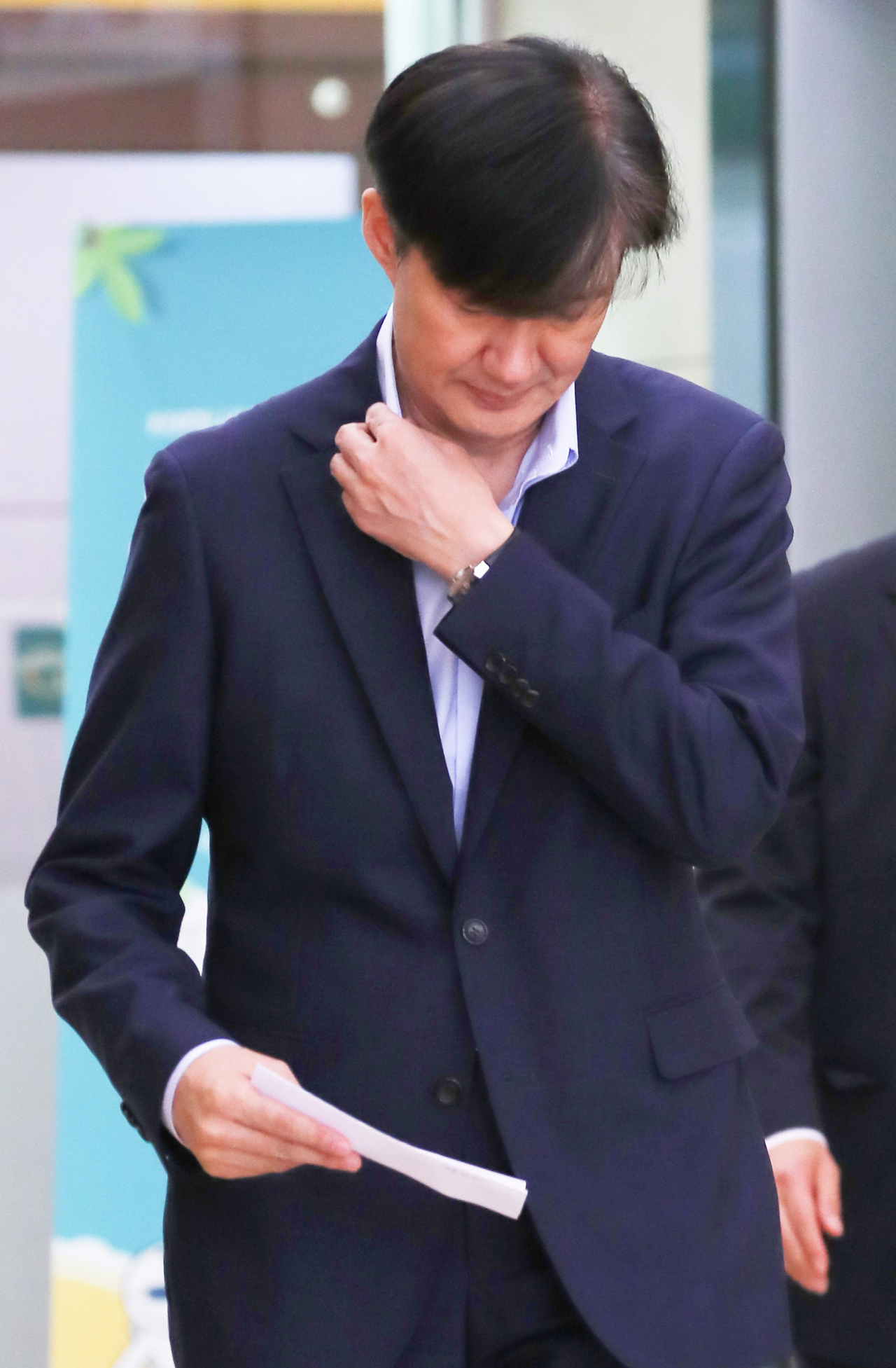 조국 법무부 장관이 4일 오후 인사청문회 준비 사무실이 마련된 서울 종로구 적선현대빌딩에서 입장 표명 기자회견을 위해 로비로 향하고 있다. 국회 법제사법위원회는 이날 오후 전체회의를 열어 6일 조국 법무부 장관 후보자에 대한 인사청문회를 실시하기로 한 일정을 확정할 예정이다. [연합]