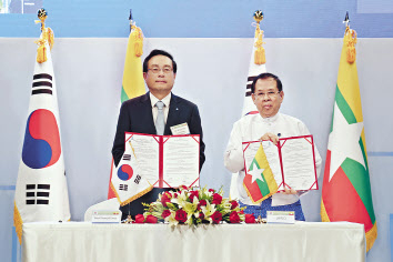 손태승 우리금융그룹 회장 겸 우리은행장이 지난 4일 ‘한·미얀마 비즈니스포럼’에서 우쪼민윈 미얀마상공회의소연합회장과 해외진출 기업 지원을 위한 상호협력체계 구축 업무협약을 체결한 뒤 기념촬영을 하고 있다. [우리금융그룹 제공]