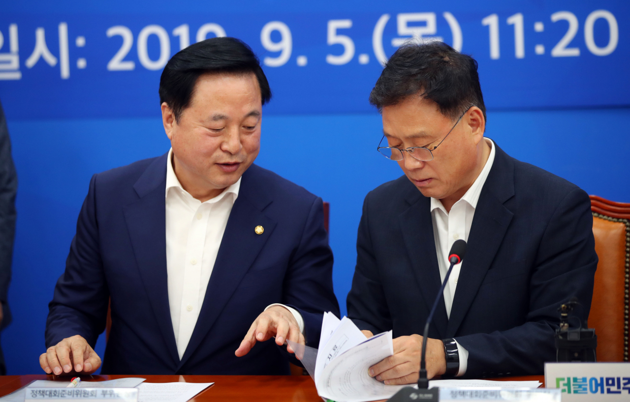 5일 여의도 국회 더불어민주당 원내대표 회의실에서 열린 더불어 2019 정책페스티벌 기자간담회에서 정책대회준비위원회 위원장인 박광온 의원(오른쪽)이 부위원장인 김두관 의원과 대화하고 있다. [연합]