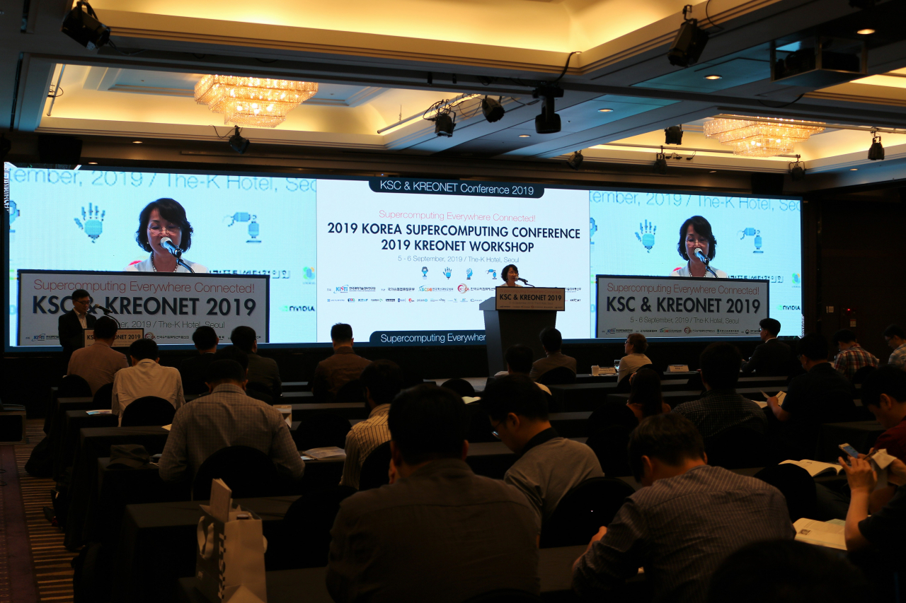 5일 열린 ‘2019 한국 슈퍼컴퓨팅 컨퍼런스 및 국가과학기술연구망 워크숍’에서 최희윤 KISTI 원장이 개회사를 하고 있다.[KISTI 제공]