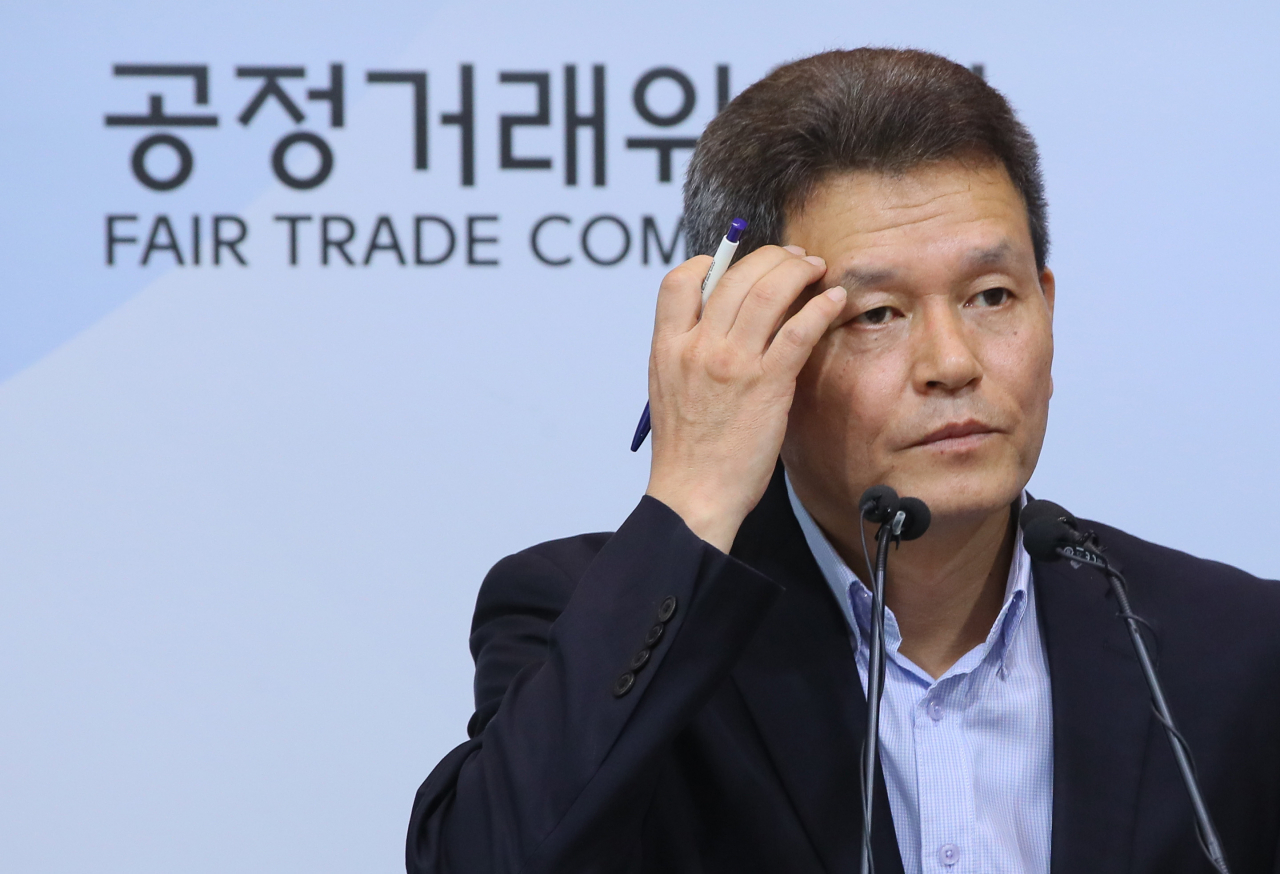김성삼 공정거래위원회 기업집단국장이 5일 세종시 정부세종청사 공정거래위원회에서 2019년 공시대상기업집단 주식소유현황을 발표한 뒤 질문에 답하고 있다. 공정위는 이날 "순환출자는 대폭 감소했고, 우회출자는 개선이 시급하다"고 말했다. [연합]
