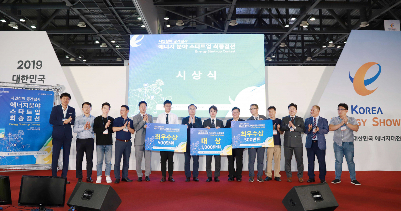 ‘2019 대한민국 에너지대전’의 에너지분야 스타트업 최종결선 시상식에서 이상홍 한국에너지공단 부이사장(왼쪽에서 일곱 번 째)와 권영해 울산창조경제혁신센터장(왼쪽에서 아홉 번 째)이 수상자들과 기념촬영을 하고 있다. [한국에너지공단 제공]