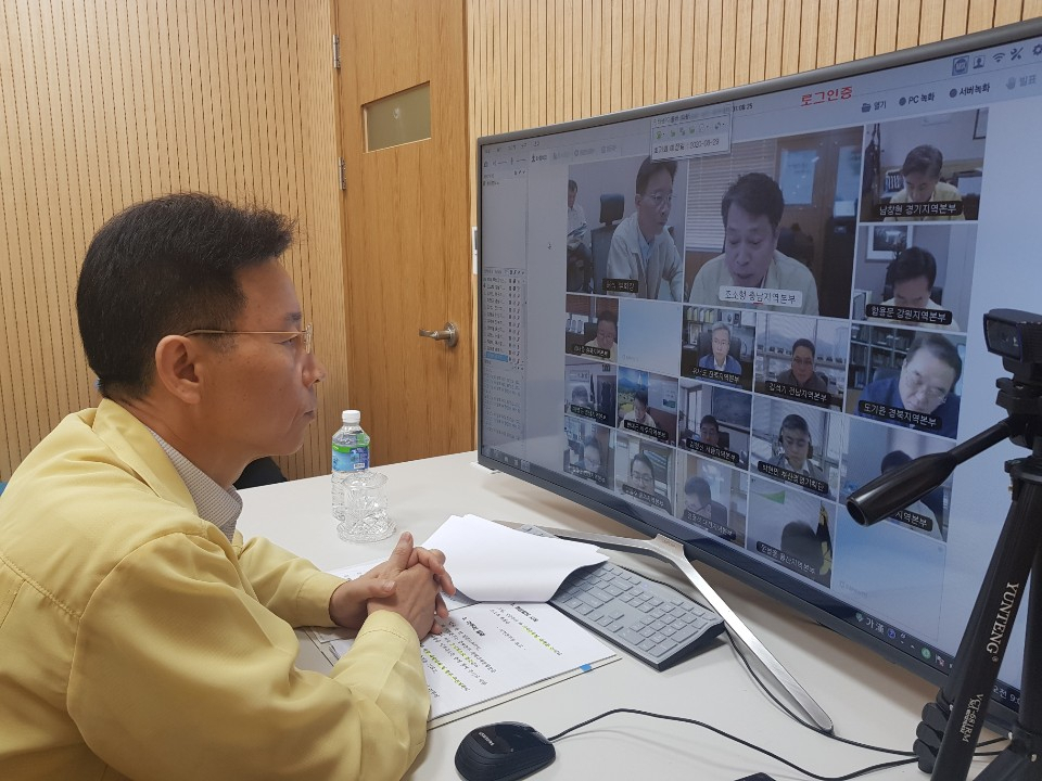 허식 부회장이 제13호 태풍 ‘링링’ 대비 지역본부 사전 준비태세 점검을 위한 지역본부장 대상 화상회의를 주재하며 상황을 점검하고 있다. [농협 제공]