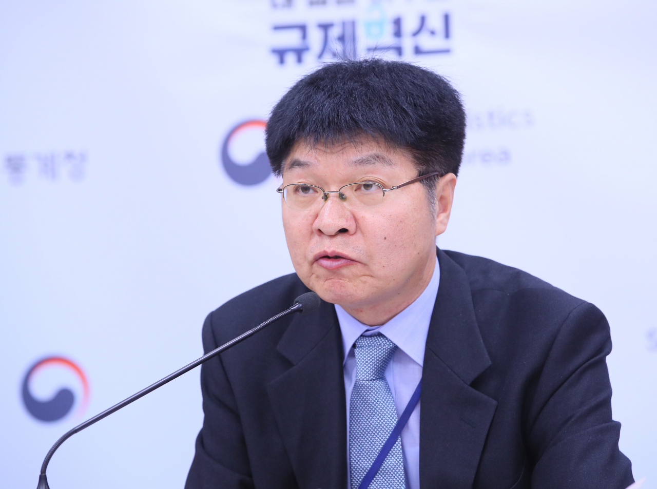 심상욱 통계청 소득통계과장이 5일 세종시 정부세종청사 기획재정부에서 '지역소득통계 2015년 기준 개편결과'에 대해 설명하고 있다. 5일 통계청의 '지역소득통계 2015년 기준 개편결과'에 따르면 2017년 서울의 1인당 개인소득은 2천223만7천원으로 전국 시·도 가운데 가장 높았다. [연합]