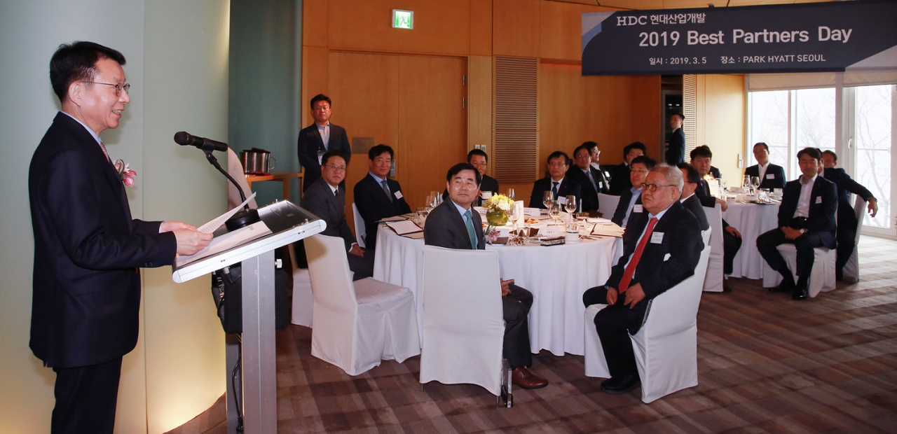 [사진=HDC현대산업개발은 협력사와의 상생협의체인 HDC파트너스 클럽(HDC Partners Club) 운영하는 등 동반성장을 위한 다양한 노력을 지속하고 있다. 사진은 김대철 대표이사(맨 왼쪽)가 '베스트 파트너스 데이' 행사에 참석해 축사를 하는 모습.]