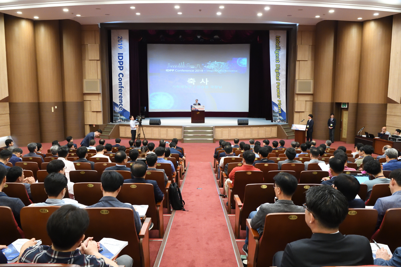 ‘2019 지능형 디지털 발전소(IDPP) 개발 컨퍼런스’에서 기획재정부 강승준 공공정책국장이 축사를 하고 있다. [한전 제공]