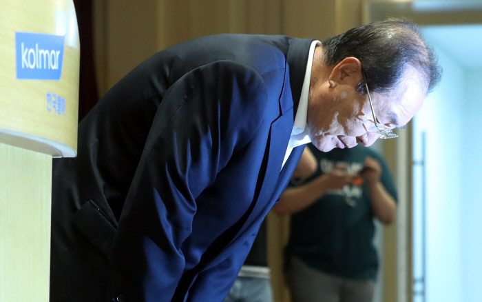 윤동한 한국콜마 회장이 지난달 11일 서울 서초구 내곡동 본사에서 기자회견을 열어 최근 직원조회 도중 ‘막말, 여성 비하 영상’ 상영으로 물의를 일으킨 데 대해 사과하고 경영일선 후퇴 의사를 밝힌 뒤 고개를 숙이고 있다. [연합]