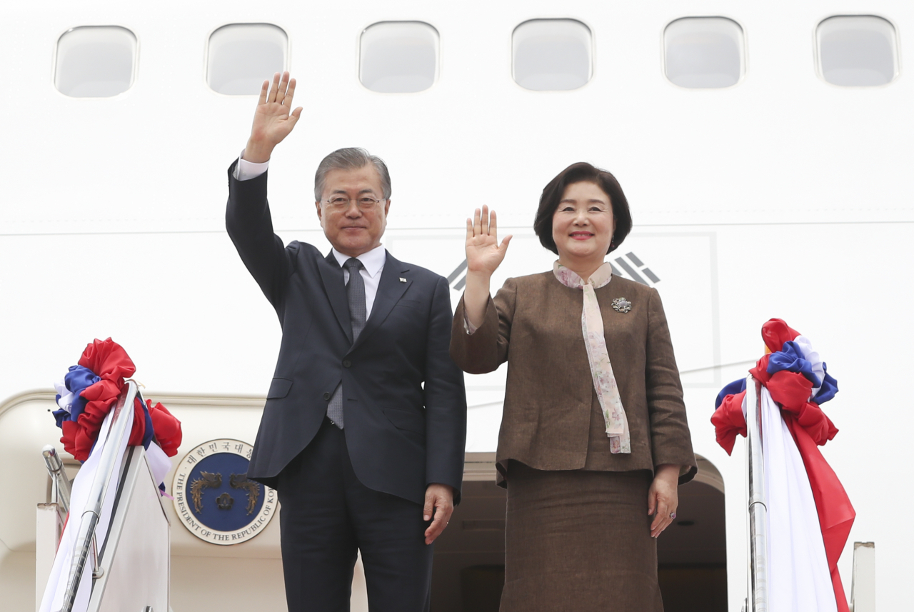 동남아 3국을 순방 중인 문재인 대통령과 김정숙 여사가 5일 오후 라오스 와타이 국제공항에 도착한 공군 1호기에서 환영인사들에게 손을 흔들고 있다. 연합뉴스