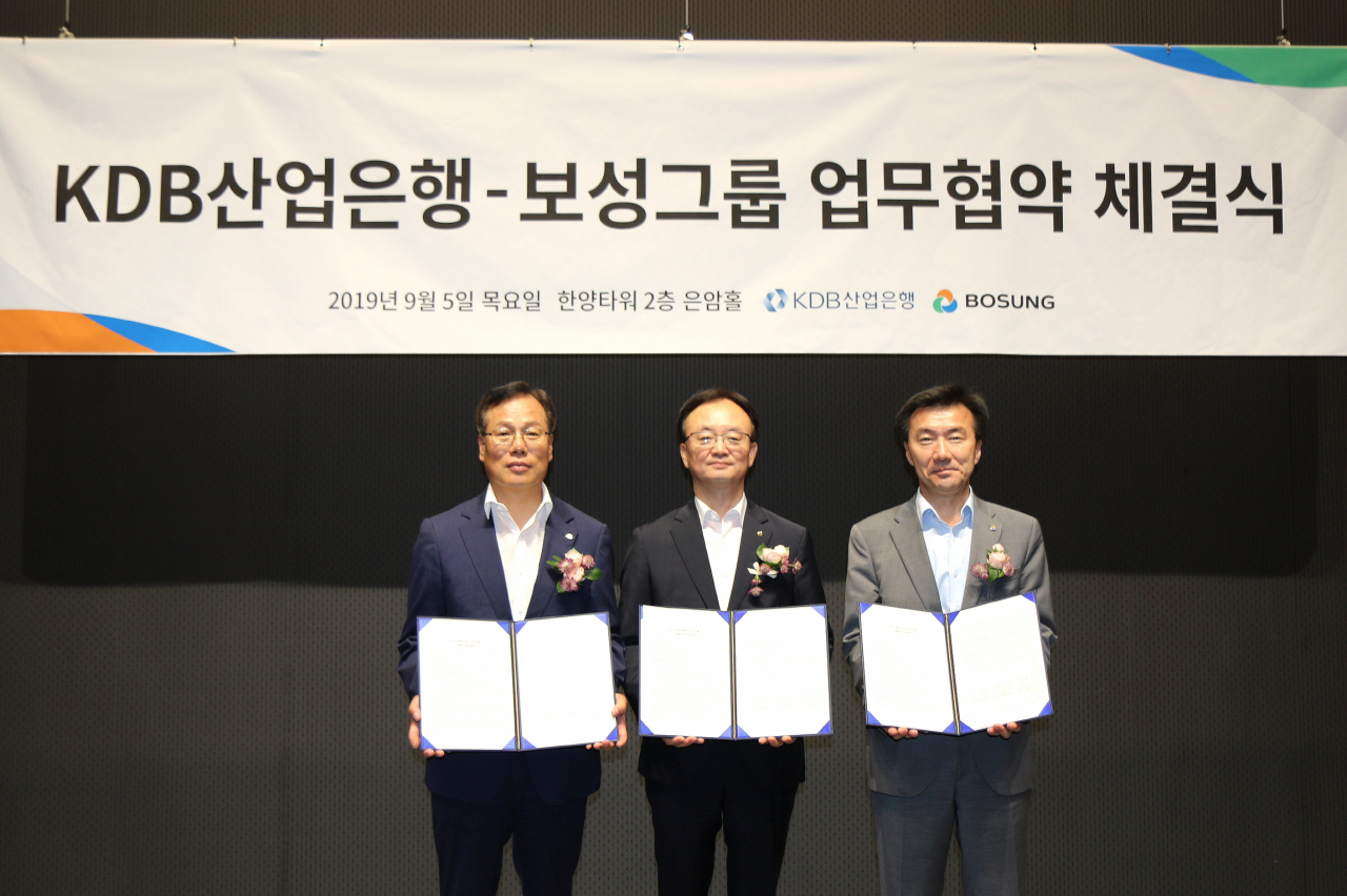사진 왼쪽부터 한양 채정섭 대표이사 사장, KDB산업은행 임맹호 자본시장부문장, 보성산업 · 서남해안기업도시개발 김한기 대표이사 부회장. [사진 제공=한양]