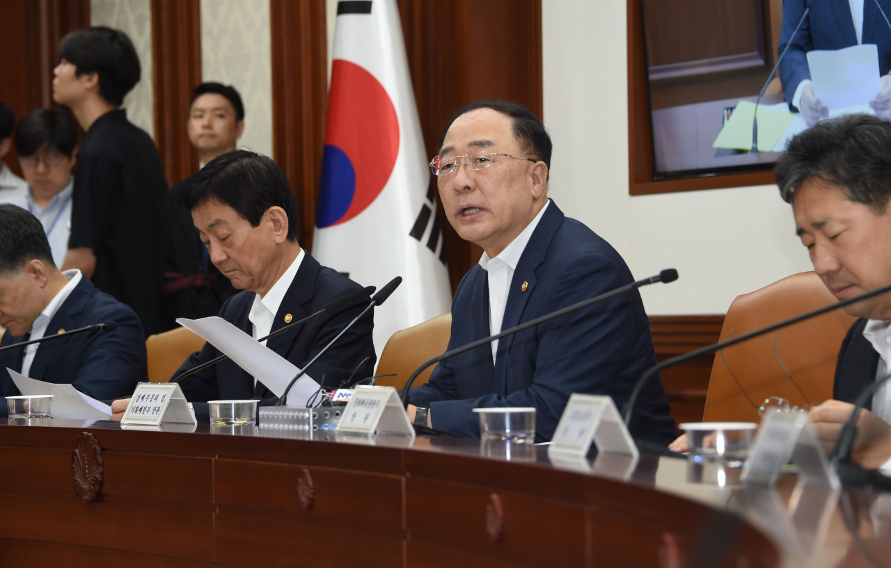 정부가 액상형 전자담배에 붙는 개별소비세와 경유에 붙는 유류세에 대한 인상을 중장기 과제로 검토 중이다. 사진은 지난달 14일 경제활력대책회의를 주재하는 홍남기 부총리 겸 기획재정부 장관. [헤럴드DB]