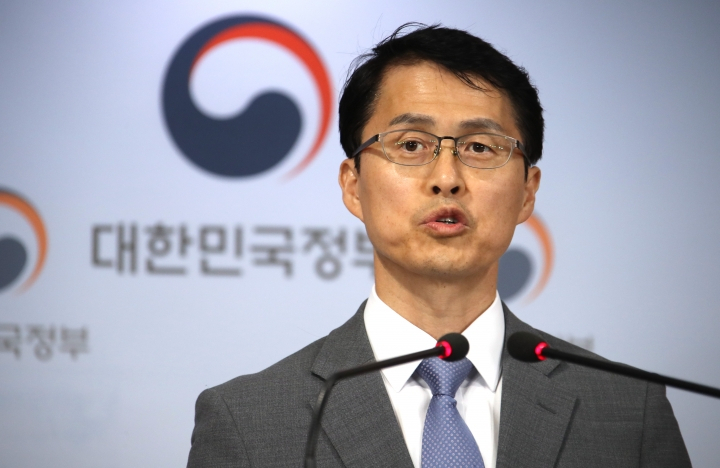 최원호 과학기술정보통신부 거대공공연구정책관이 5일 정부서울청사 브리핑실에서 국제원자력기구(IAEA)에 후쿠시마 원전 오염수 처리와 관련해 협로를 요청하는 서한문을 발송했다고 밝혔다. [연합]
