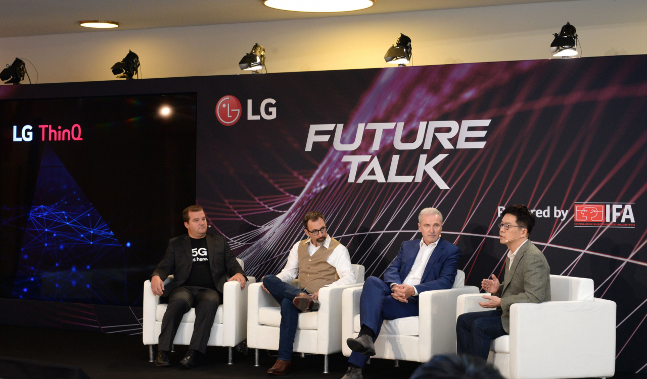 LG전자 CTO(최고기술책임자) 박일평 사장이 5일(현지시간) 독일 베를린에서 열린 ‘IFA 2019’에서 ‘어디서든 내 집처럼(Anywhere is Home)’이라는 주제로 ‘LG 미래기술 좌담회(LG Future Talk powered by IFA)’를 진행했다. 사진 왼쪽부터 퀄컴 유럽지역 기술담당 디노 플로레(Dino Flore) 부사장, 스페인 통신사 텔레포니카 혁신연구소 최고혁신책임자 모리스 콘티(Maurice Conti), iF 인터내셔널 포럼 디자인 랄프 비그만(Ralph Wiegmann) 회장, LG전자 CTO 박일평 사장.[LG전자 제공]