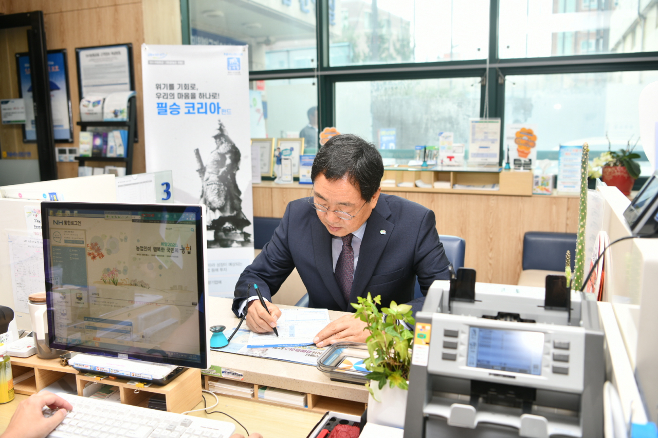 김철수 속초시장이 필승코리아펀드 가입 동참했다.[속초시 제공]