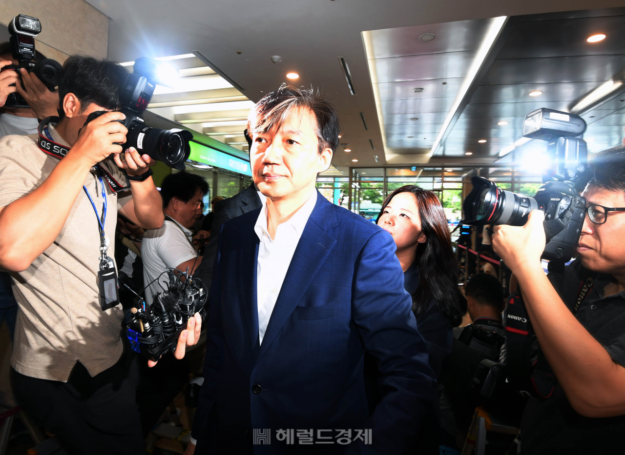 조국 법무부 장관 후보자가 국회 인사청문회를 하루 앞둔 5일 오전 서울 종로구 적선현대빌딩에 마련된 인사청문회 준비 사무실로 출근하고 있다. 박해묵 기자/mook@heraldcorp.com
