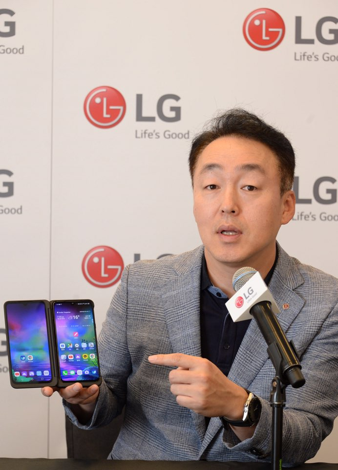 LG전자 MC사업본부 상품기획담당 윤동한 상무가 6일(현지시간) ‘IFA 2019’ 개막에 앞서 5일 독일 베를린에 위치한 ‘메세 베를린’ 전시장에서 V50S 씽큐에 대해 설명하고 있다.[LG전자 제공]