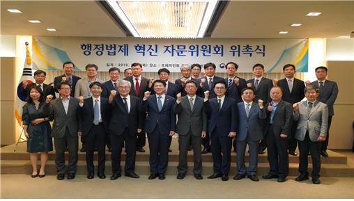 김형연(오른쪽 여섯번째) 법제처장이 5일 서울 중구 프레지던트 호텔에서 열린 행정법제 혁신 자문위원회 위촉식에서 자문위원단과 기념촬영을 하고 있다. 행정법제 혁신 자문위는 내년 상반기 입법을 목표로 하는 행정기본법안에 대한 자문을 하는 기구다. 김 처장은 이자리에서 “행정기본법 제정은 국민과 공무원이 행정법을 쉽게 이해할 수 있는 효과를 가져온다는 측면에서 적극행정과 정부혁신의 지침서가 될 것"이라고 강조했다. ［법제처 제공］