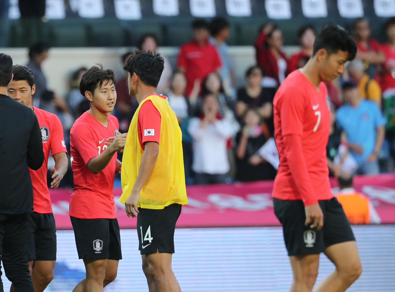 6일 오전(한국시간) 터키 이스탄불 파티흐 테림 스타디움에서 열린 한국과 조지아의 평가전이 2대2 무승부로 끝났다. 그라운드를 나서고 있는 손흥민의 모습. [연합]